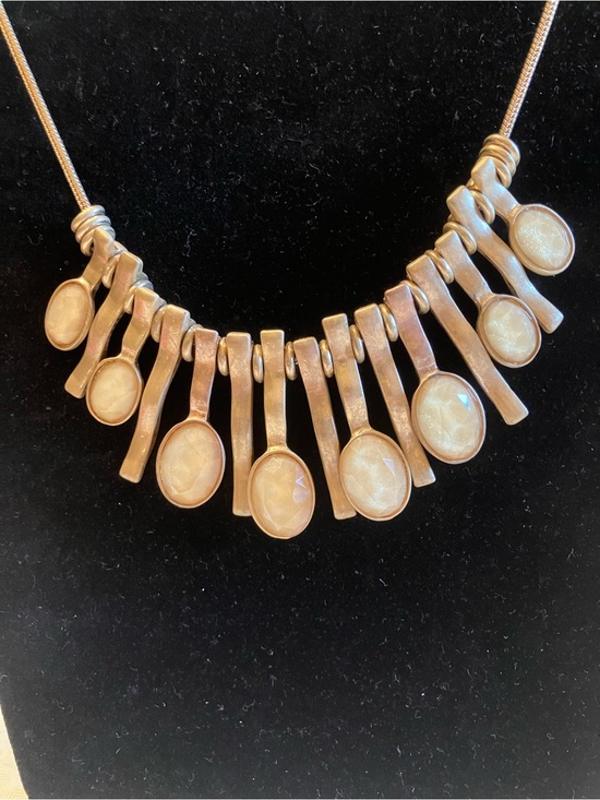 Jewelry - Elegant Gold and Cream Necklace